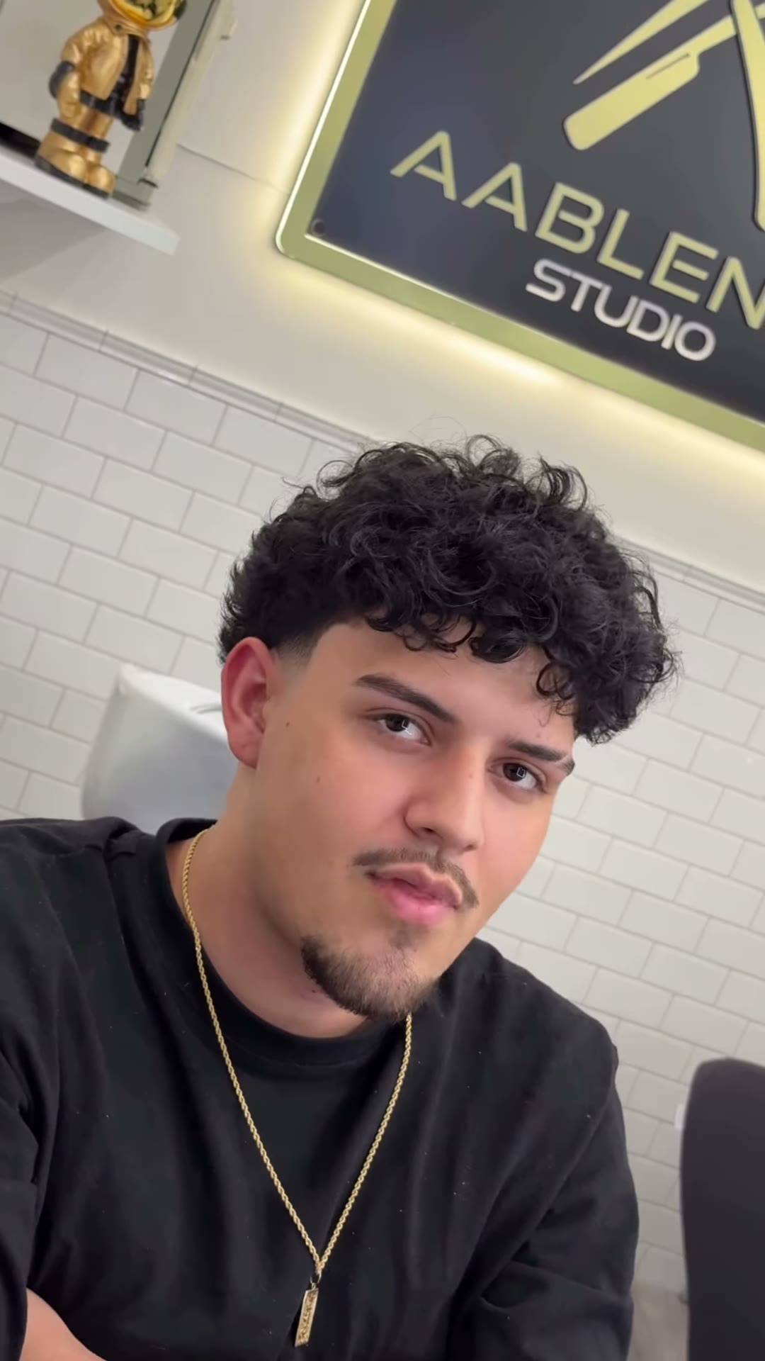 Curly crop, front view